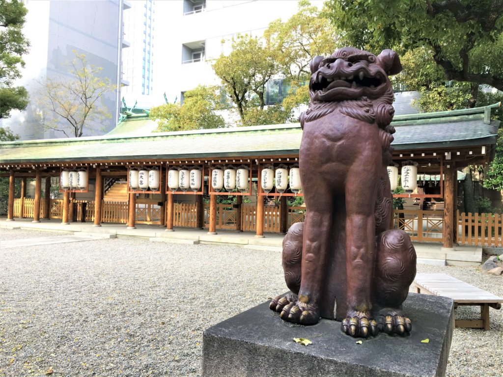 坐間神社の境内の狛犬