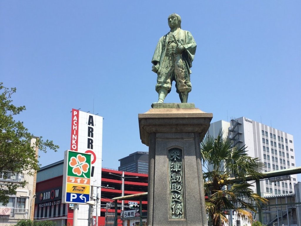 木津の大国さん、境内にある銅像「木津勘助像」